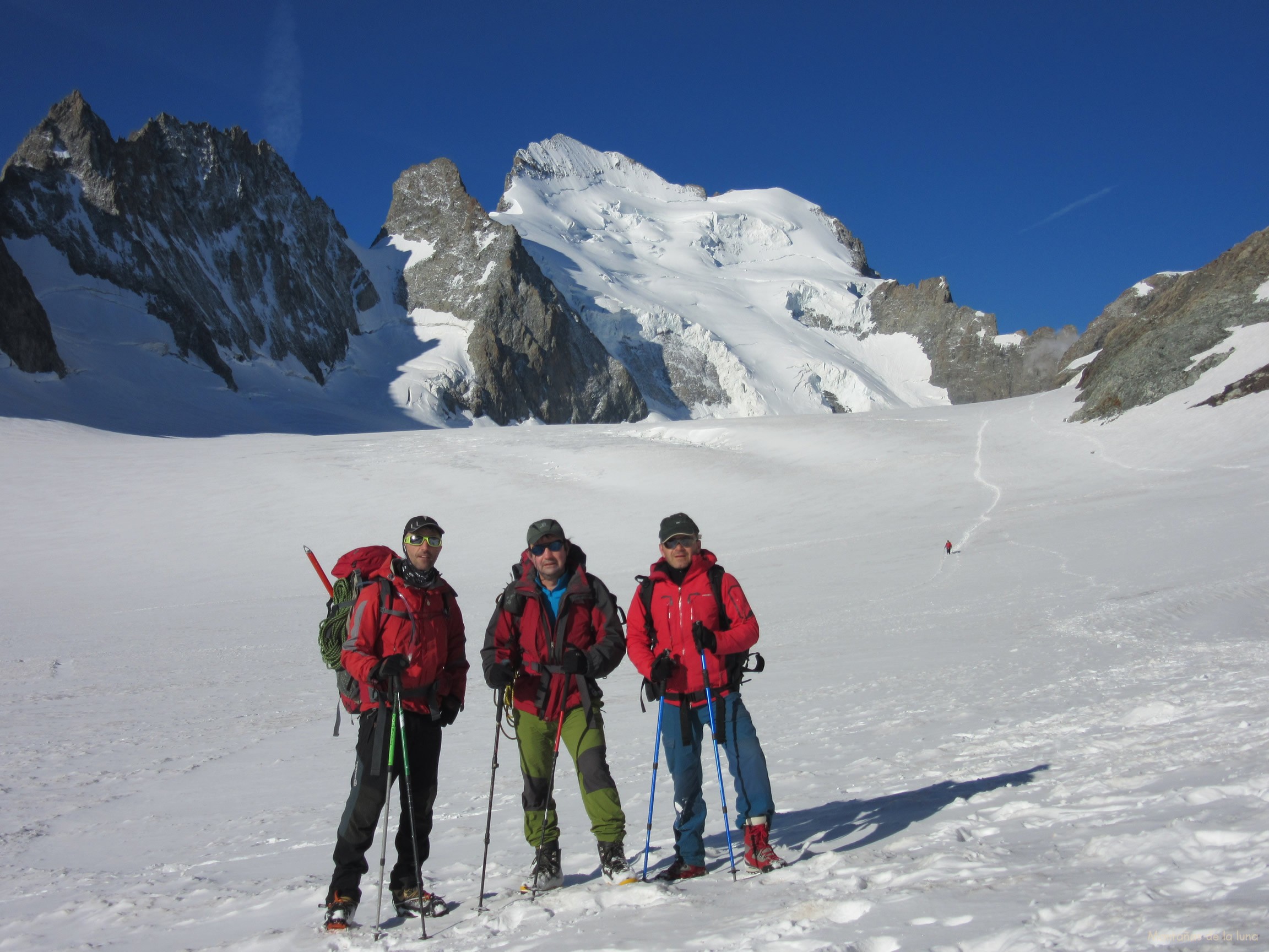 Mario, Joaquín y Luis en el Glaciar Blanc con el Barre Des Écrins detrás
